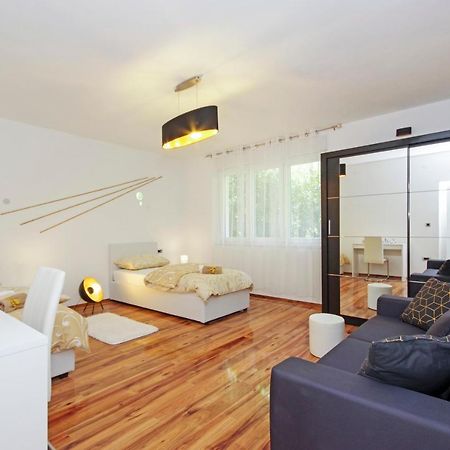 Split Symphony Veranda: Modern, New Apartment Екстериор снимка