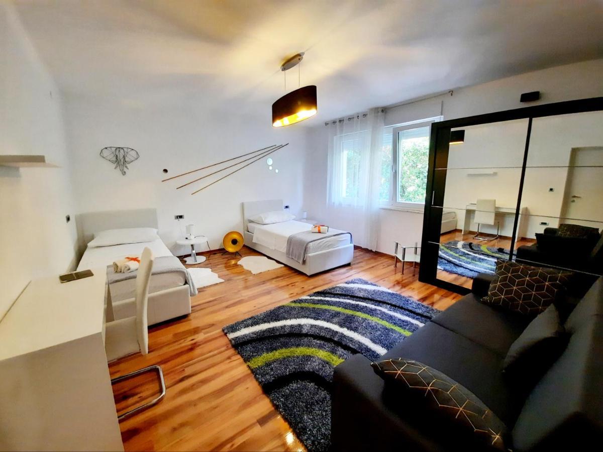 Split Symphony Veranda: Modern, New Apartment Екстериор снимка