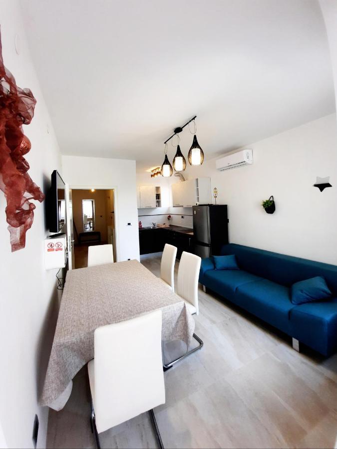 Split Symphony Veranda: Modern, New Apartment Екстериор снимка