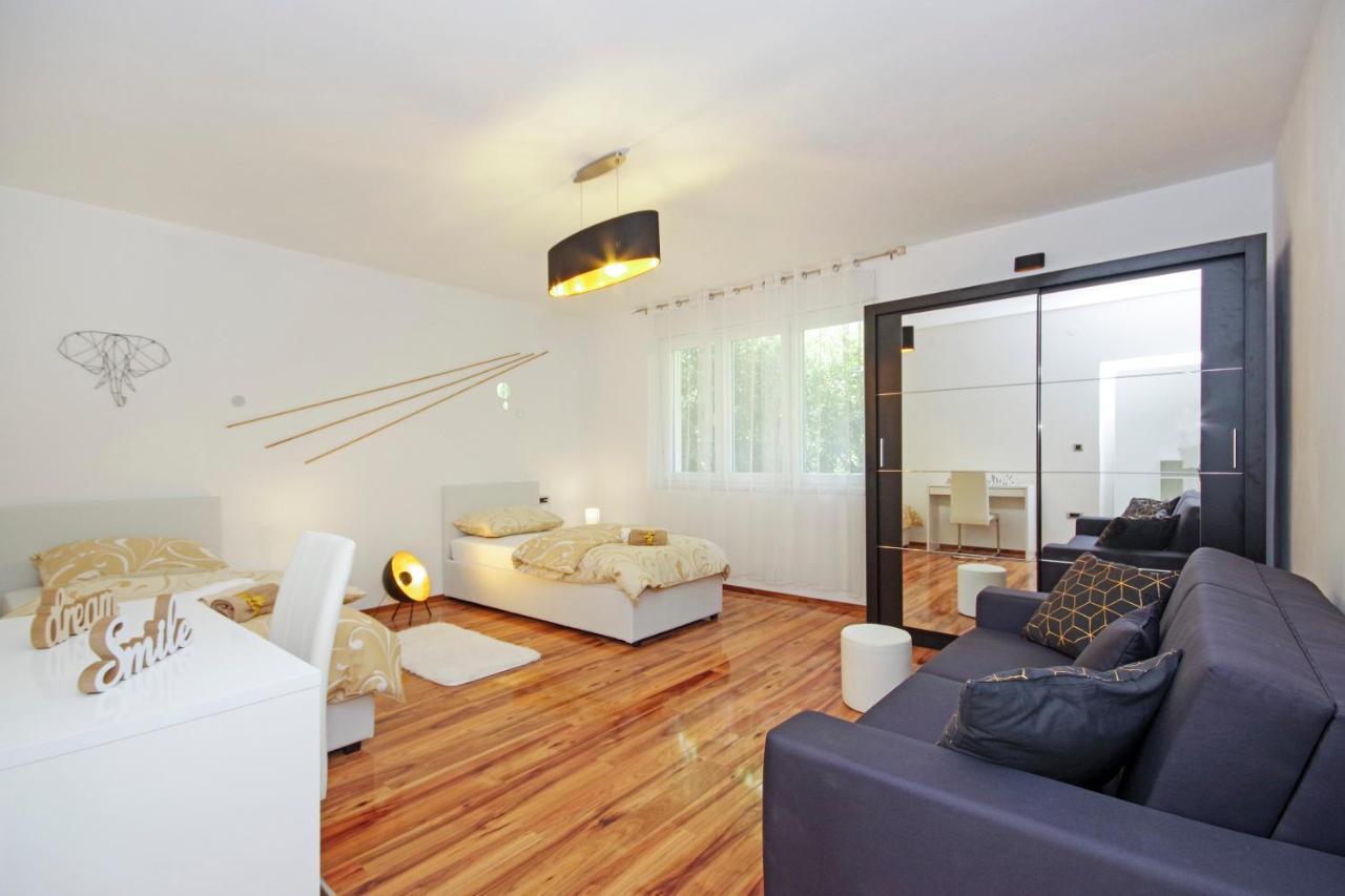 Split Symphony Veranda: Modern, New Apartment Екстериор снимка