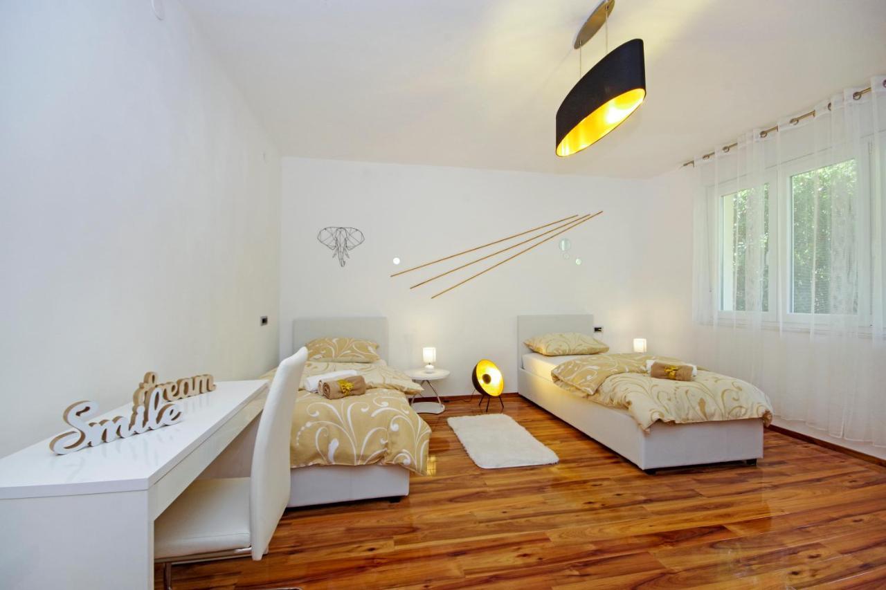 Split Symphony Veranda: Modern, New Apartment Екстериор снимка