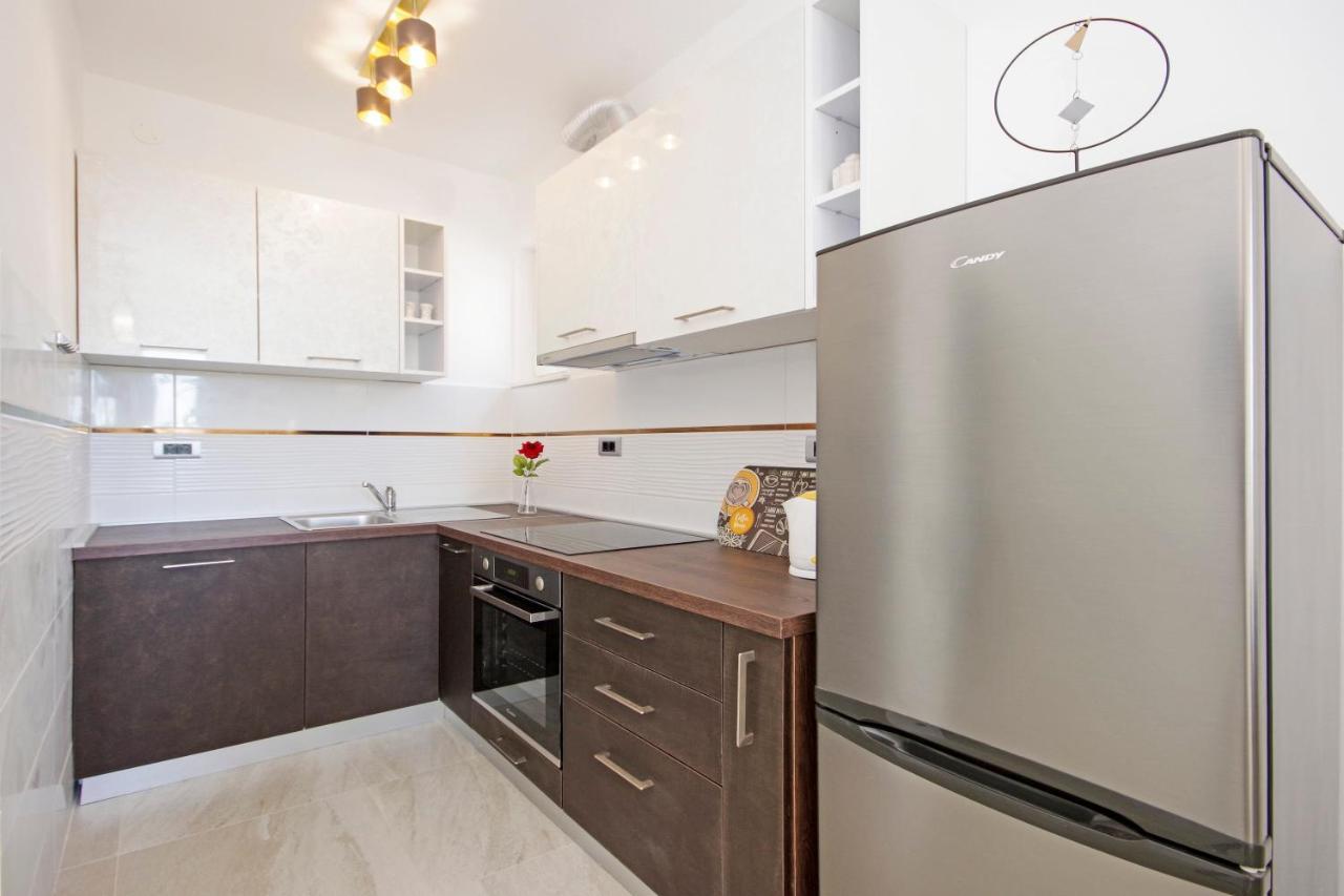 Split Symphony Veranda: Modern, New Apartment Екстериор снимка