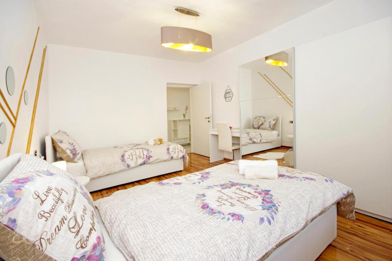 Split Symphony Veranda: Modern, New Apartment Екстериор снимка