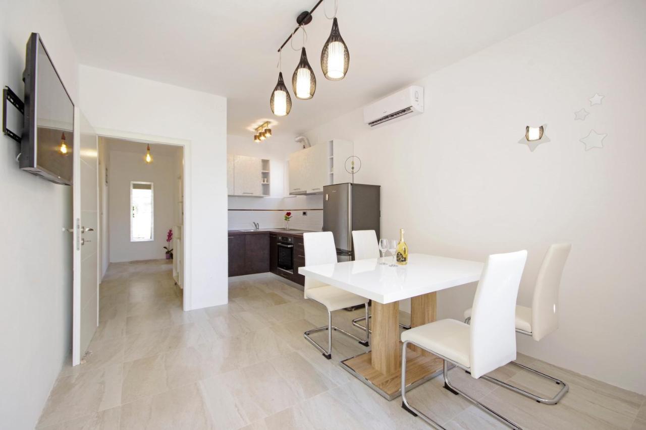 Split Symphony Veranda: Modern, New Apartment Екстериор снимка