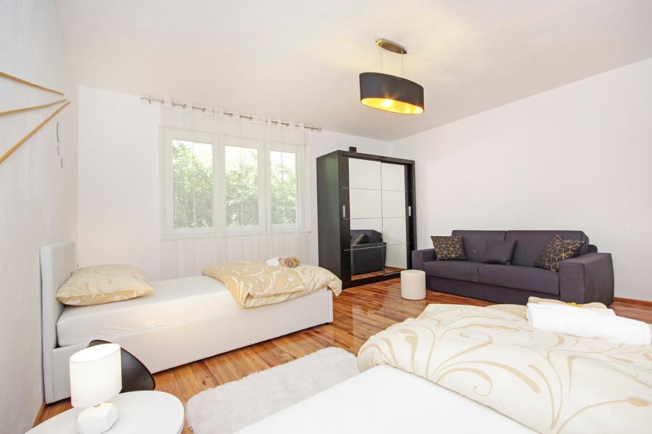 Split Symphony Veranda: Modern, New Apartment Екстериор снимка