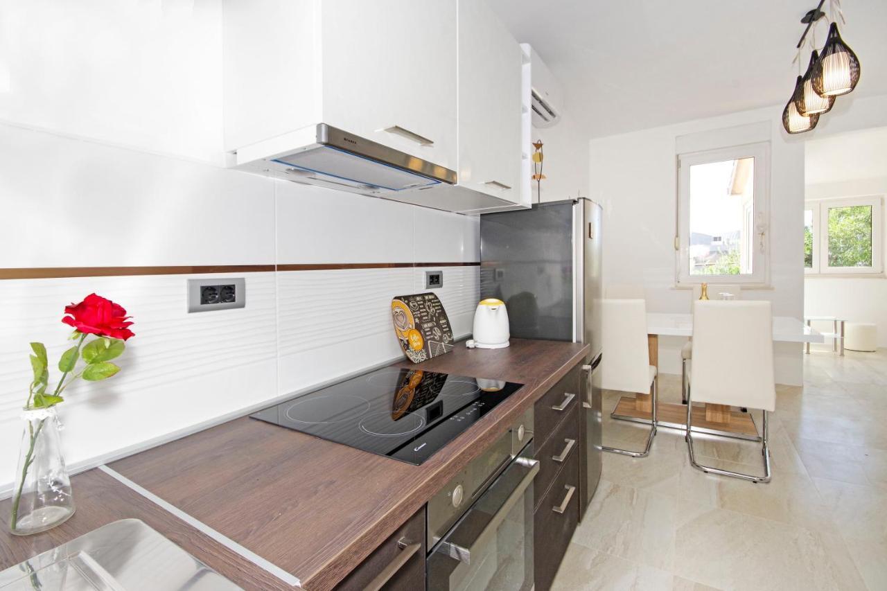 Split Symphony Veranda: Modern, New Apartment Екстериор снимка
